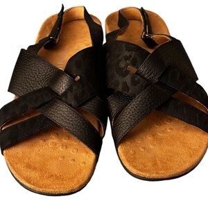 Vionic Eira Sandal Black Leather Size 10. Comfortable and stylish, animal print.